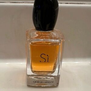 Giorgio Armani Si with Black Cap and Amber Hue